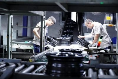 ↑7月13日,秦皇岛开发区一家汽车零部件企业的工人在生产线上工作。(王继军 摄)